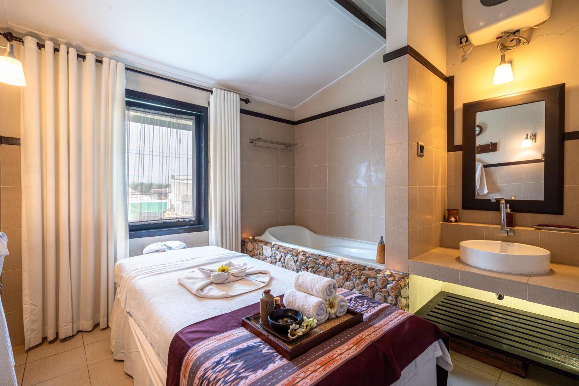 Samawa Transit Hotel Sumbawa Besar Exteriör bild